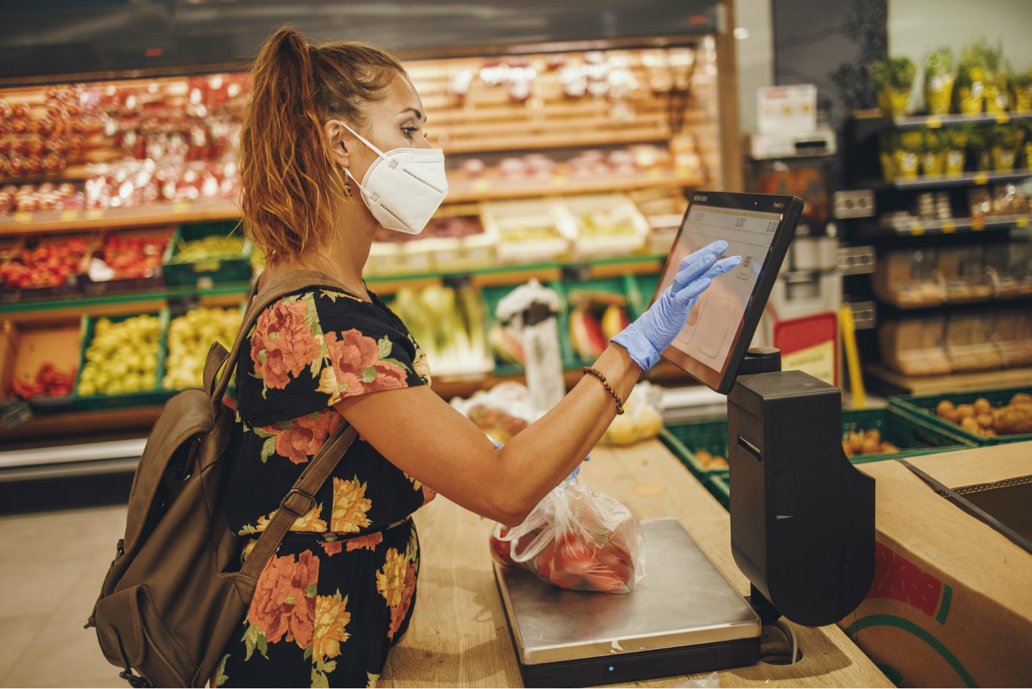 Facinos grocery checkout: cashier lane with face-approved payment and saved receipt