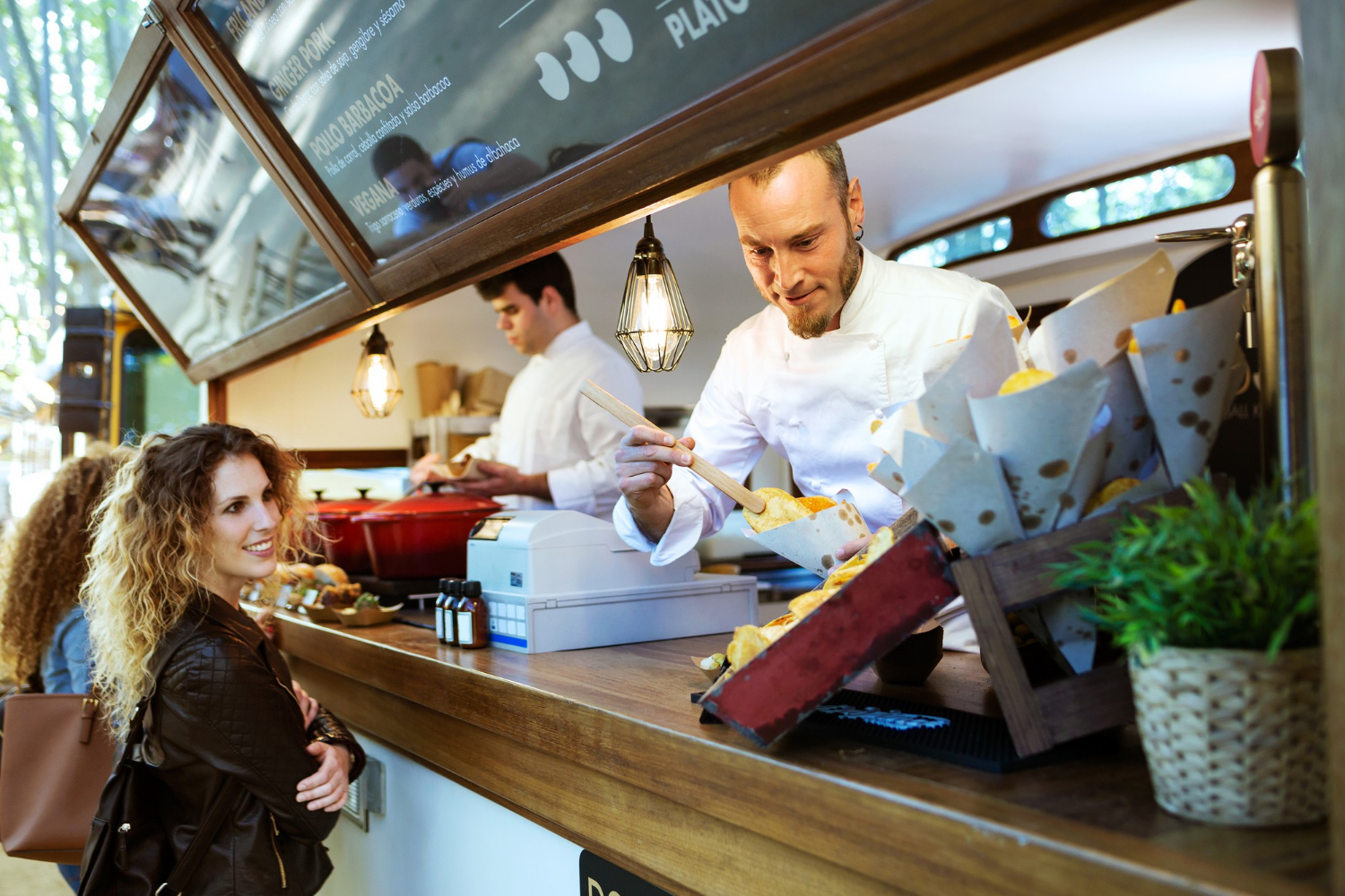 Facinos at restaurants and cafés: pay at the counter with face approval and instant digital receipt